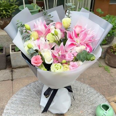 三亚9朵玫瑰混搭百合，爱恋纯真无邪
